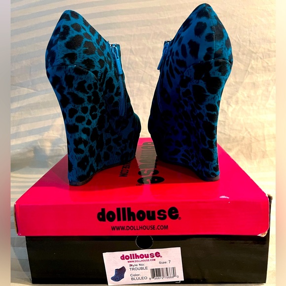 Dollhouse Trouble Wedge Ankle Boots - Picture 4 of 4